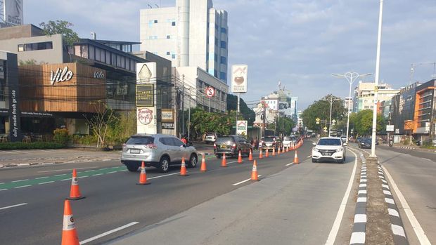 Polisi memberlakukan contraflow di TL Tomang ke Caringin, Jakarta Pusat.