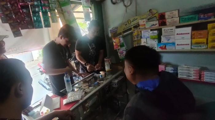 Polisi menindaklanjuti laporan warga yang masuk ke call center Dittipidnarkoba Polri. Toko kelontong jual obat daftar G langsung ditindak