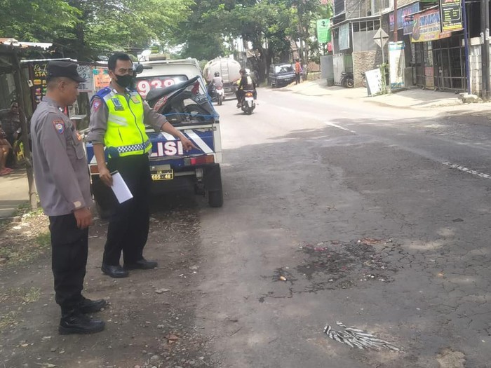 Polisi menunjukkan lokasi kecelakaan di Jalan Abdul Latief, Kelurahan Cangkol, Kecamatan Mojolaban, Sukoharjo, Sabtu (29/4/2023).