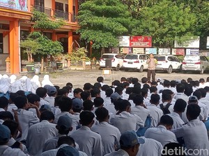 Polisi Blusukan ke Sekolah Minta Siswa SMA Tak Rayakan Kelulusan Berlebihan