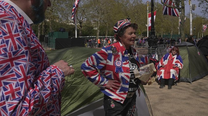 Potret Fanatisme Penggemar Keluarga Kerajaan Jelang Penobatan Raja Charles Royal fans chat along the King's Coronation route at The Mall in London, Wednesday, May 3, 2023. The Coronation of King Charles III will take place at Westminster Abbey on May 6. (AP Photo/Kin Cheung)