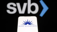 Seperti banyak bank regional Amerika Serikat (AS) lainnya, nilai pinjaman dan kepemilikan obligasi PacWest runtuh karena suku bunga yang melonjak. Pelanggan menarik simpanan mereka pada bulan Maret karena khawatir bank tersebut bangkrut. (Jaap Arriens/NurPhoto via Getty Images)  