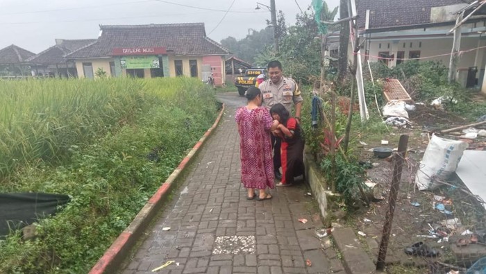 Potret Nabila saat bertemu ibunya