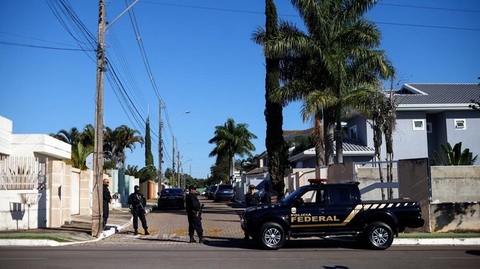 Potret Rumah Mantan Presiden Brasil Jair Bolsonaro Digeledah Polisi Federal police officers stand guard near the house of former Brazilian President Jair Bolsonaro, during a search operation at his home, in Brasilia, Brazil May 3, 2023. REUTERS/Adriano Machado