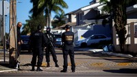 Penggeledahan itu dilakukan setelah kepolisian federal mengumumkan telah membongkar skema di mana ajudan top Bolsonaro, Kolonel Militer Mauro Cid, diduga menyadap jaringan kontak dalam sistem kesehatan dan pemerintah untuk mendapatkan sertifikat vaksin palsu bagi Bolsonaro dan putrinya. Sertifikat vaksin palsu juga didapatkan untuk Cid sendiri dan keluarganya, serta dua staf kepresidenan era Bolsonaro. REUTERS/Adriano Machado  