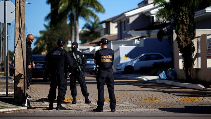 Potret Rumah Mantan Presiden Brasil Jair Bolsonaro Digeledah Polisi Federal police officers stand guard near the house of former Brazilian President Jair Bolsonaro, during a search operation at his home, in Brasilia, Brazil May 3, 2023. REUTERS/Adriano Machado
