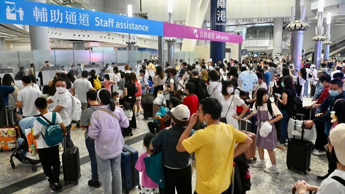 Usai liburan May Day, Stasiun Hong Kong mulai di padati turis China. Ini penampakannya.