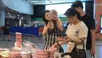 Tak lupa, turis asal China daratan tersebut membeli oleh-oleh di Stasiun Hong Kong West Kowloon. Chen Yongnuo/China News Service/VCG via Getty Images