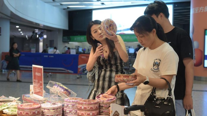 Potret Stasiun Hong Kong yang Dipenuhi Turis China Usai Liburan May day Usai liburan May Day, Stasiun Hong Kong mulai di padati turis China. Ini penampakannya.