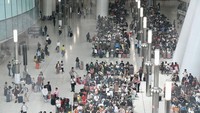 Sejumlah penumpang terlihat menungggu di aula keberangkatan Stasiun Hong Kong West Kowloon. Li Zhihua/China News Service/VCG via Getty Images
