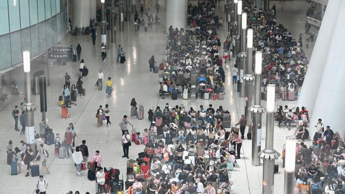 Usai liburan May Day, Stasiun Hong Kong mulai di padati turis China. Ini penampakannya.