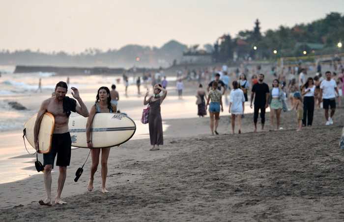 Sejumlah wisatawan mancanegara (wisman) mengunjungi Pantai Batu Bolong di Badung, Bali, Rabu (3/5/2023). Sebanyak 370.832 orang wisman tercatat mengunjungi Pulau Bali pada bulan Maret 2023 atau meningkat 14,59 persen dibandingkan bulan sebelumnya dengan mayoritas wisatawan yang berasal dari Australia, India, dan Singapura. ANTARA FOTO/Fikri Yusuf/hp.