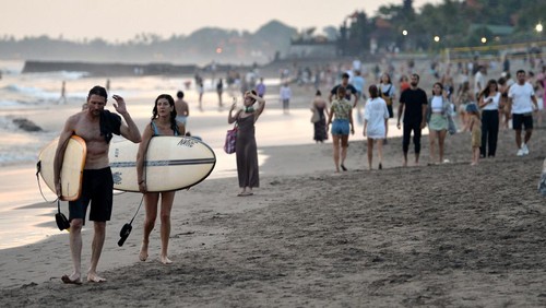 Sejumlah wisatawan mancanegara (wisman) mengunjungi Pantai Batu Bolong di Badung, Bali, Rabu (3/5/2023). Sebanyak 370.832 orang wisman tercatat mengunjungi Pulau Bali pada bulan Maret 2023 atau meningkat 14,59 persen dibandingkan bulan sebelumnya dengan mayoritas wisatawan yang berasal dari Australia, India, dan Singapura. ANTARA FOTO/Fikri Yusuf/hp.