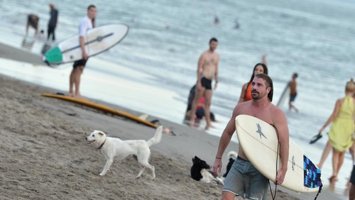 Sejumlah wisatawan mancanegara (wisman) mengunjungi Pantai Batu Bolong di Badung, Bali, Rabu (3/5/2023). Sebanyak 370.832 orang wisman tercatat mengunjungi Pulau Bali pada bulan Maret 2023 atau meningkat 14,59 persen dibandingkan bulan sebelumnya dengan mayoritas wisatawan yang berasal dari Australia, India, dan Singapura. ANTARA FOTO/Fikri Yusuf/hp.