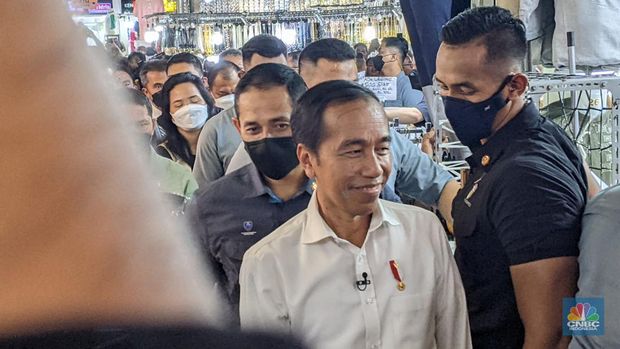 Presiden Joko Widodo melakukan kunjungan ke Pasar Tanah Abang blok A, Jakarta Pusat, Kamis (4/5/2023). (CNBC Indonesia/Emir Yanwardhana)