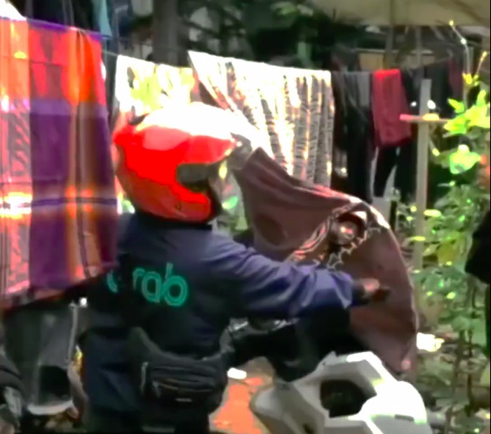 Pria pemotor menguntit wanita hingga ke dalam kamar korban di rumahnya di Cileungsi, mengenakan jaket ojol. Pihak Grab menyatakan pria itu bukan mitranya. (tangkapan layar video viral)