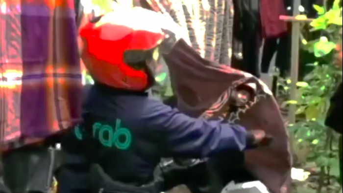 Pria pemotor menguntit wanita hingga ke dalam kamar korban di rumahnya di Cileungsi, mengenakan jaket ojol. Pihak Grab menyatakan pria itu bukan mitranya. (tangkapan layar video viral)
