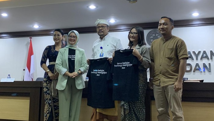 Mahasiswa Unud antusias belajar mata kuliah perencanaan bisnis usaha kreatif yang menghadirkan Prilly Latuconsina sebagai dosen praktisi.