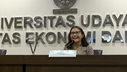 Aktris Prilly Latuconsina ketagihan mengajar. Setelah berbagi ilmu di UGM, Prilly kembali mengajukan diri dalam program Praktisi Mengajar di Unud.