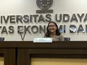 Antusiasnya  Mahasiswa Unud Diajar Prilly Latuconsina