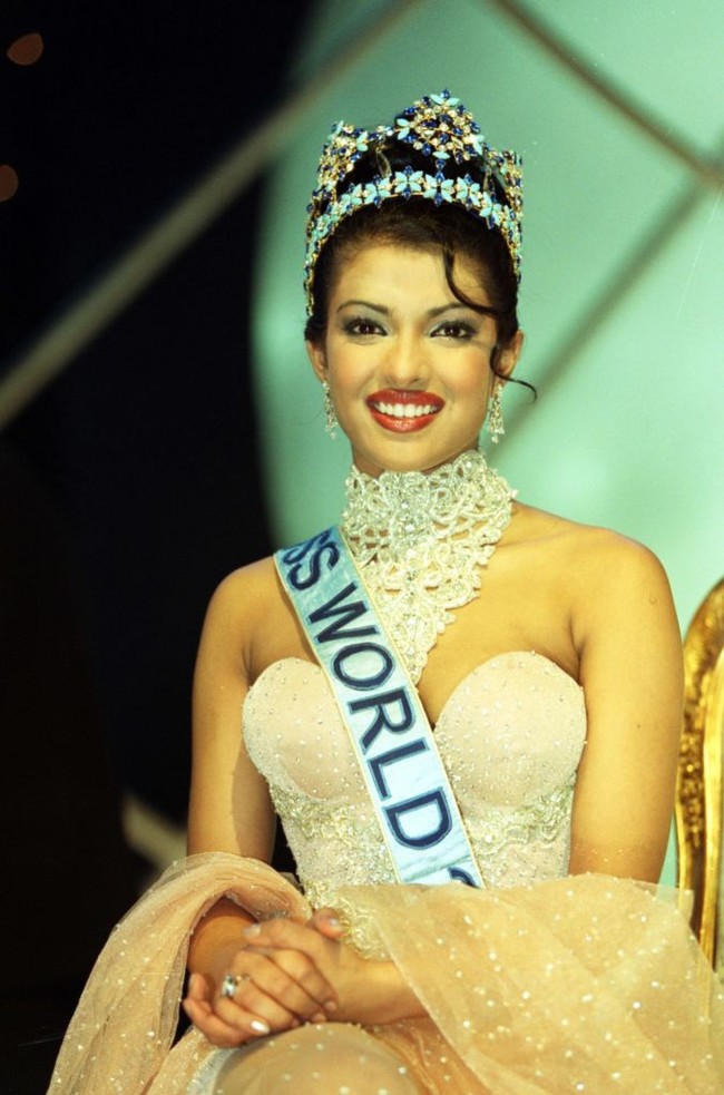 Saat jadi Miss World 2000, usia Priyanka Chopra baru 18 tahun. Foto: Getty Images