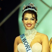 Saat jadi Miss World 2000, usia Priyanka Chopra baru 18 tahun. Foto: Getty Images