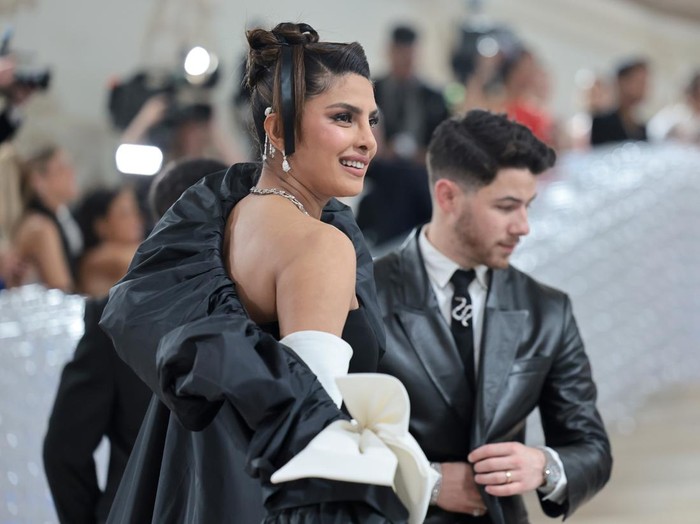 NEW YORK, NEW YORK - MAY 01: (L-R) Priyanka Chopra Jonas and Nick Jonas attend The 2023 Met Gala Celebrating 
