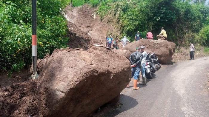 Proses Evakuasi Longsor di Jalan Penghubung 2 Desa di Kabupaten Bandung Barat.