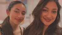 Rahma Azhari dan Camilla terpaut usia 21 tahun. Foto: Instagram Rahma Azhari