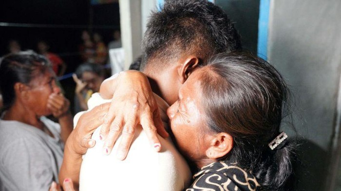 Ratusan kerabat Badco Said Jalating menunggu kepulangannya di rumah. (KKP/ELIAZAR ROBERT)