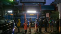 Sejumlah warga antre untuk menaiki bus TransJakarta di Terminal Blok M, Jakarta, Rabu (3/5/2023).