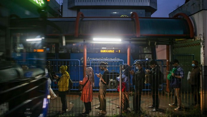 Rencana revitalisasi Terminal Blok M Sejumlah warga menunggu keberangkatan bus TransJakarta di Terminal Blok M, Jakarta, Rabu (3/5/2023). PT Moda Raya Terpadu (MRT) Jakarta berencana merevitalisasi Terminal Bus Blok M menjadi kawasan transit-oriented development (TOD) yang nantinya akan mengintegrasikan dua Stasiun MRT yakni Stasiun ASEAN dan Stasiun Blok M, Terminal Blok M, Taman Literasi Martha Tiahahu, hingga kawasan Blok M Mall dan Blok M Plaza. ANTARA FOTO/Fauzan/hp.