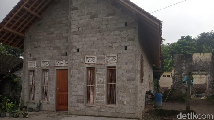 Rumah keluarga Joyo Kailan di Blitar yang sudah 2 bulan hidup tanpa listrik karena tak mampu bayar denda PLN.