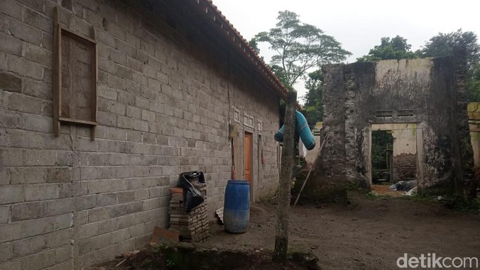 Rumah keluarga Joyo Kailan di Blitar yang sudah 2 bulan hidup tanpa listrik karena tak mampu bayar denda PLN.