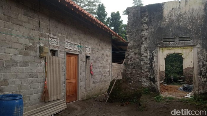 Rumah keluarga Joyo Kailan di Blitar yang sudah 2 bulan hidup tanpa listrik karena tak mampu bayar denda PLN.