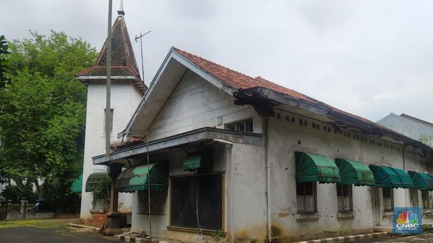Salah satu rumah kosong terbengkalai di kawasan elite Menteng, Jakarta Pusat. (CNBC Indonesia/Martyasari Rizky)