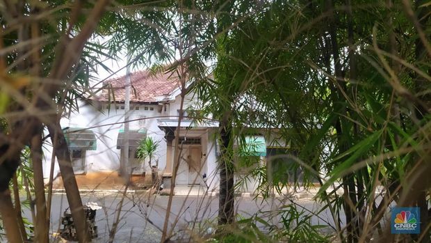Salah satu rumah kosong terbengkalai di kawasan elite Menteng, Jakarta Pusat. (CNBC Indonesia/Martyasari Rizky)