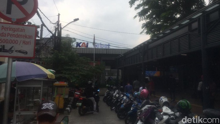 Sejumlah pengguna KRL mengeluh soal tersendatnya perjalanan rute Bogor-Jakarta. KRL sempat tersendat di Stasiun Tebet. Penumpang ada yang beralin naik ojol. (M Fariz AT/detikcom)