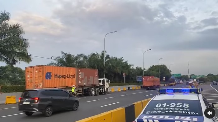 Sejumlah truk parkir di bahu jalan Tol Sedyatmo, Kamis (4/5/2023) pagi diusir polisi.