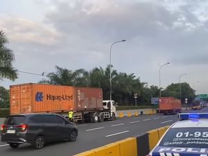 Bandel! Sejumlah Truk Parkir di Bahu Jalan Tol Jakarta Diusir Polisi