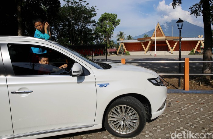 Sensasi Mudik Mewah-Fitur Lengkap dengan Mitsubishi Outlander PHEV Mobil Crossover SUV (Sport Utility Vehicle) Mitsubishi Outlander PHEV (Plug-in Hybrid Electric Vehicle) bisa dibilang mobil sultan yang dibanderol cukup tinggi. Saat pertama kali dikenalkan 2019 silam, harganya mencapai Rp 1,3 miliar.
Seperti yang tertera di website mitsubishi-motors.co.id, Outlander PHEV ini dibanderol Rp 1.322.700.000. Tapi, harga tersebut dicoret dan diganti menjadi Rp 898.000.000 (OTR Jakarta).