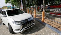 Di mobil ini juga tersemat ECO Mode yang digambarkan dengan indikator daun. Hal ini menunjukkan keramahan lingkungan dalam suatu perjalanan. Mobil ini terbilang cukup murah karena tak hanya mengandalkan mesin bakarnya, tetapi ada bantuan EV-nya.