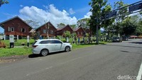 Outlander PHEV yang dibekali mesin bensin 2,4 liter MIVEC bisa menyemburkan 128 PS di 4.500 rpm dan torsi tertinggi 199 Nm. Energi dari baterai disuplai ke kedua motor listrik di depan belakang yang konfigurasinya sekaligus menjadikannya sebagai mobil berpenggerak roda empat. Cocok banget untuk dibawa naik gunung.