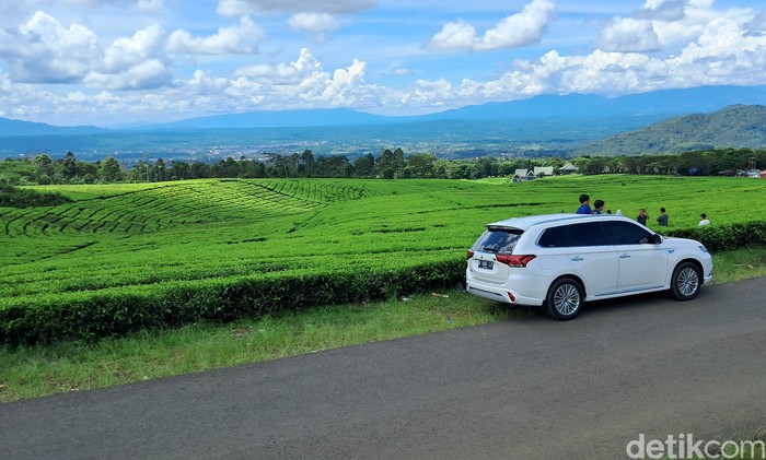 Mobil Crossover SUV (Sport Utility Vehicle) Mitsubishi Outlander PHEV (Plug-in Hybrid Electric Vehicle) bisa dibilang mobil sultan yang dibanderol cukup tinggi. Saat pertama kali dikenalkan 2019 silam, harganya mencapai Rp 1,3 miliar.

Seperti yang tertera di website mitsubishi-motors.co.id, Outlander PHEV ini dibanderol Rp 1.322.700.000. Tapi, harga tersebut dicoret dan diganti menjadi Rp 898.000.000 (OTR Jakarta).