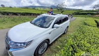 Anak-anak bisa tetap dengan aman dan nyaman menikmati segarnya udara dari dalam mobil. Mereka tampak asyik menikmati suasana hijau hamparan kebun teh sejauh mata memandang.