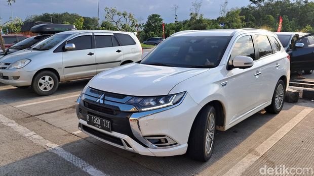 Mobil Crossover SUV (Sport Utility Vehicle) Mitsubishi Outlander PHEV (Plug-in Hybrid Electric Vehicle) bisa dibilang mobil sultan yang dibanderol cukup tinggi. Saat pertama kali dikenalkan 2019 silam, harganya mencapai Rp 1,3 miliar.Seperti yang tertera di website mitsubishi-motors.co.id, Outlander PHEV ini dibanderol Rp 1.322.700.000. Tapi, harga tersebut dicoret dan diganti menjadi Rp 898.000.000 (OTR Jakarta).