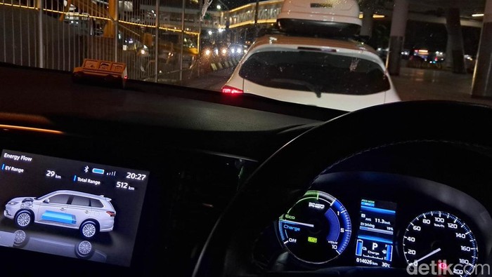 Mobil Crossover SUV (Sport Utility Vehicle) Mitsubishi Outlander PHEV (Plug-in Hybrid Electric Vehicle) bisa dibilang mobil sultan yang dibanderol cukup tinggi. Saat pertama kali dikenalkan 2019 silam, harganya mencapai Rp 1,3 miliar.

Seperti yang tertera di website mitsubishi-motors.co.id, Outlander PHEV ini dibanderol Rp 1.322.700.000. Tapi, harga tersebut dicoret dan diganti menjadi Rp 898.000.000 (OTR Jakarta).