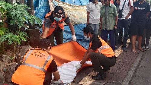 Seorang pedagang perempuan bernama Gusti Ayu Putu Nuriati tewas setelah diserempet mobil di Jalan Setiabudi, Kota Denpasar, Bali, Kamis (4/5/2023).