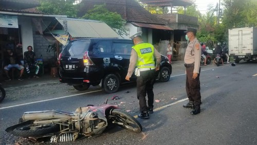 Seorang pemotor tewas terlindas truk di Jalan Denpasar-Gilimanuk KM 86-87 Kecamatan Mendoyo, Jembrana, Bali, pada Kamis (4/5/2023) sekitar pukul 16.30 Wita. (Foto: Istimewa)