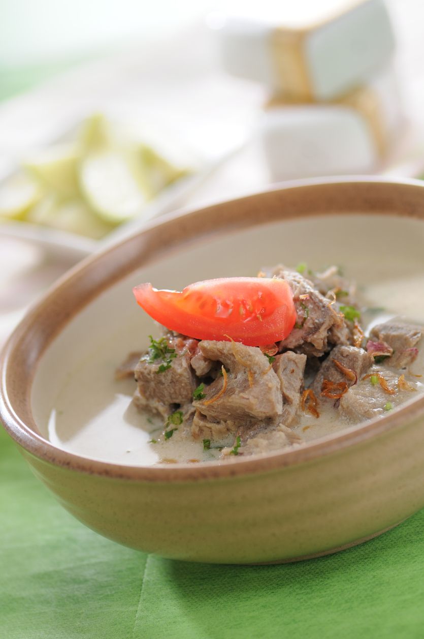 Soto ayam berkuah santan di Sumatra